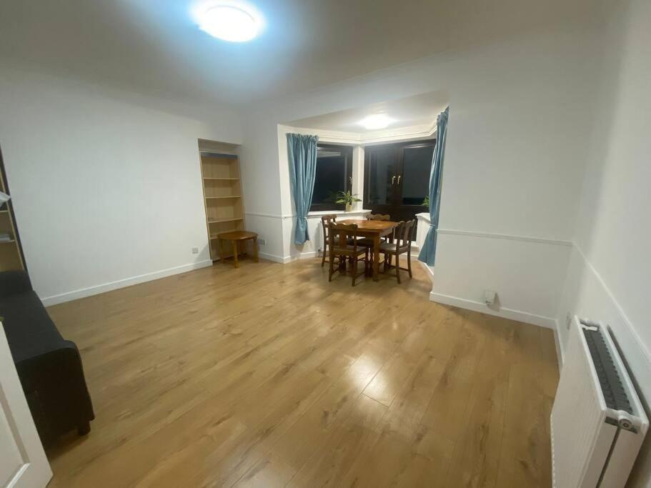 Steps Away From All The Action Edimburgo Exterior foto