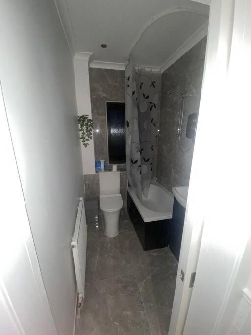 Steps Away From All The Action Edimburgo Exterior foto
